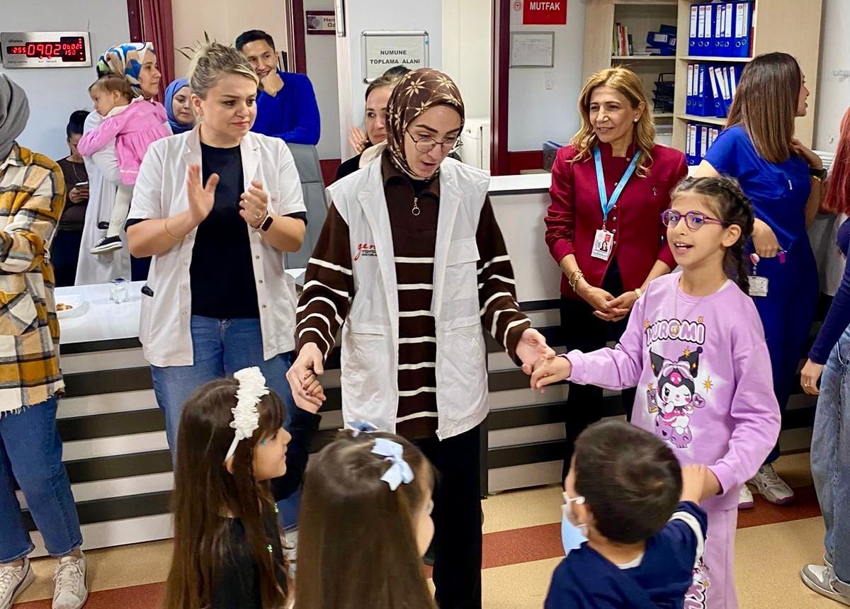 DİYARBAKIR GAZİ YAŞARGİL EĞİTİM VE ARAŞTIRMA HASTANESİNDE DÜNYA DİYABET GÜNÜ NEDENİ İLE ÇOCUKLARA...