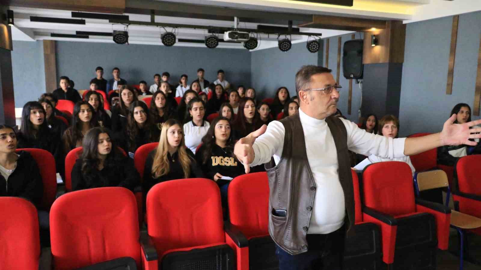 DİYARBAKIR GÜZEL SANATLAR LİSESİ'NDE ÇEŞİTLİ ENSTRÜMANLARI ÇALMAYI ÖĞRENEN ÖĞRENCİLER, BURADAKİ...
