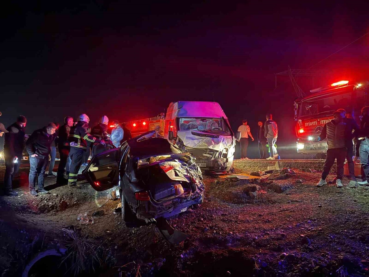 DİYARBAKIR’IN BİSMİL İLÇESİNDE MEYDANA GELEN ZİNCİRLEME TRAFİK KAZASINDA ÖLÜ VE ÇOK SAYIDA YARALI...