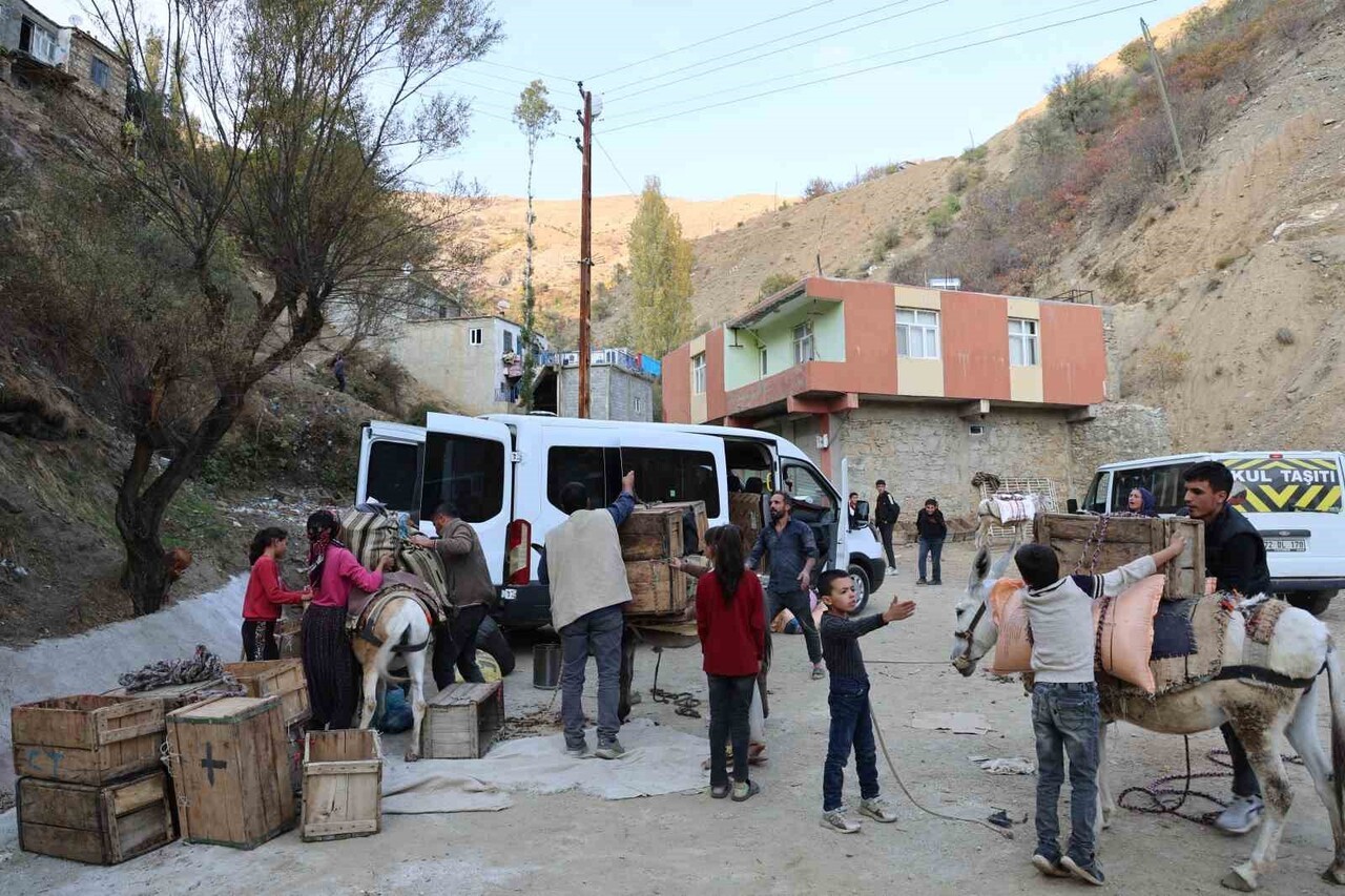 DİYARBAKIR’IN ÇÜNGÜŞ İLÇESİ KIRSAL ATALAR MAHALLESİ SAKİNLERİ, ALDIKLARI EŞYALAR ARAÇLARLA MEYDANA...