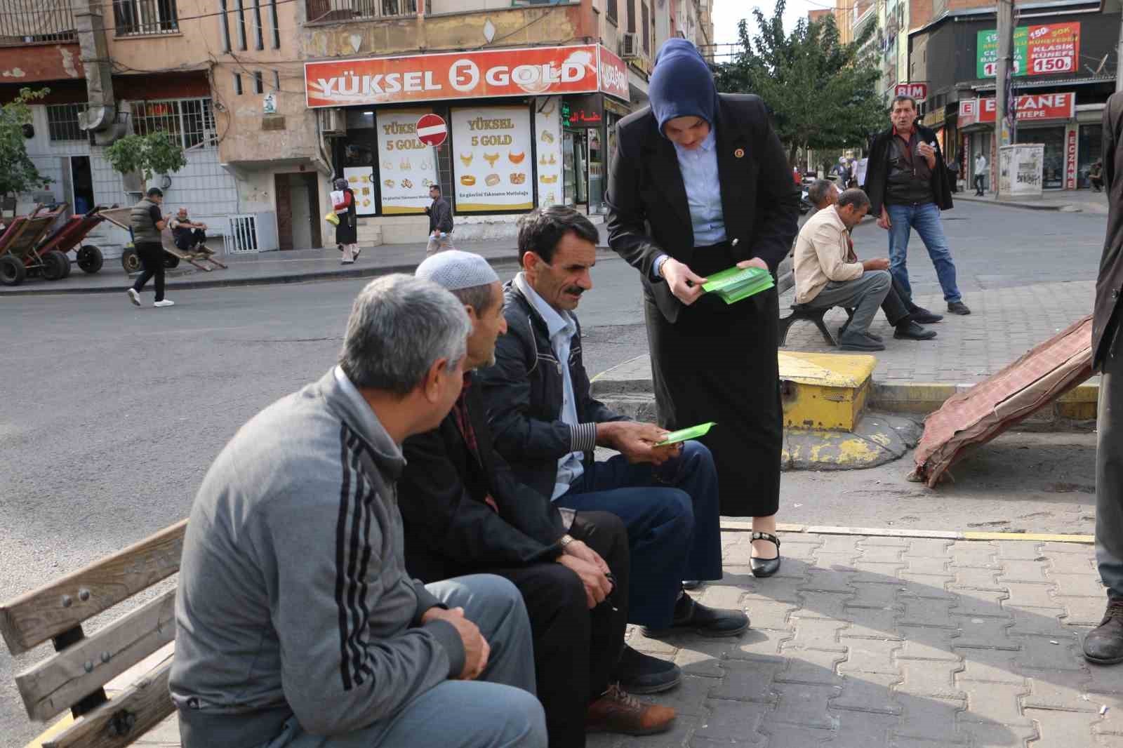 DİYARBAKIR’IN MURADİYE MAHALLESİ MUHTARI DİLEK DEMİR, KENDİ İMKÂNLARIYLA BASTIRDIĞI BROŞÜR VE...