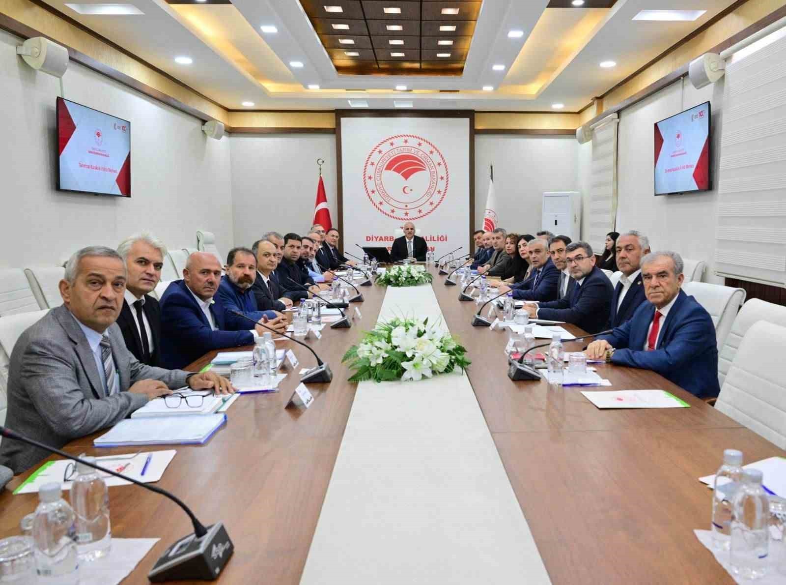 DİYARBAKIR VALİSİ MURAT ZORLUOĞLU BAŞKANLIĞINDA GERÇEKLEŞTİRİLEN TARIMSAL KURAKLIK İL KRİZ MERKEZİ...