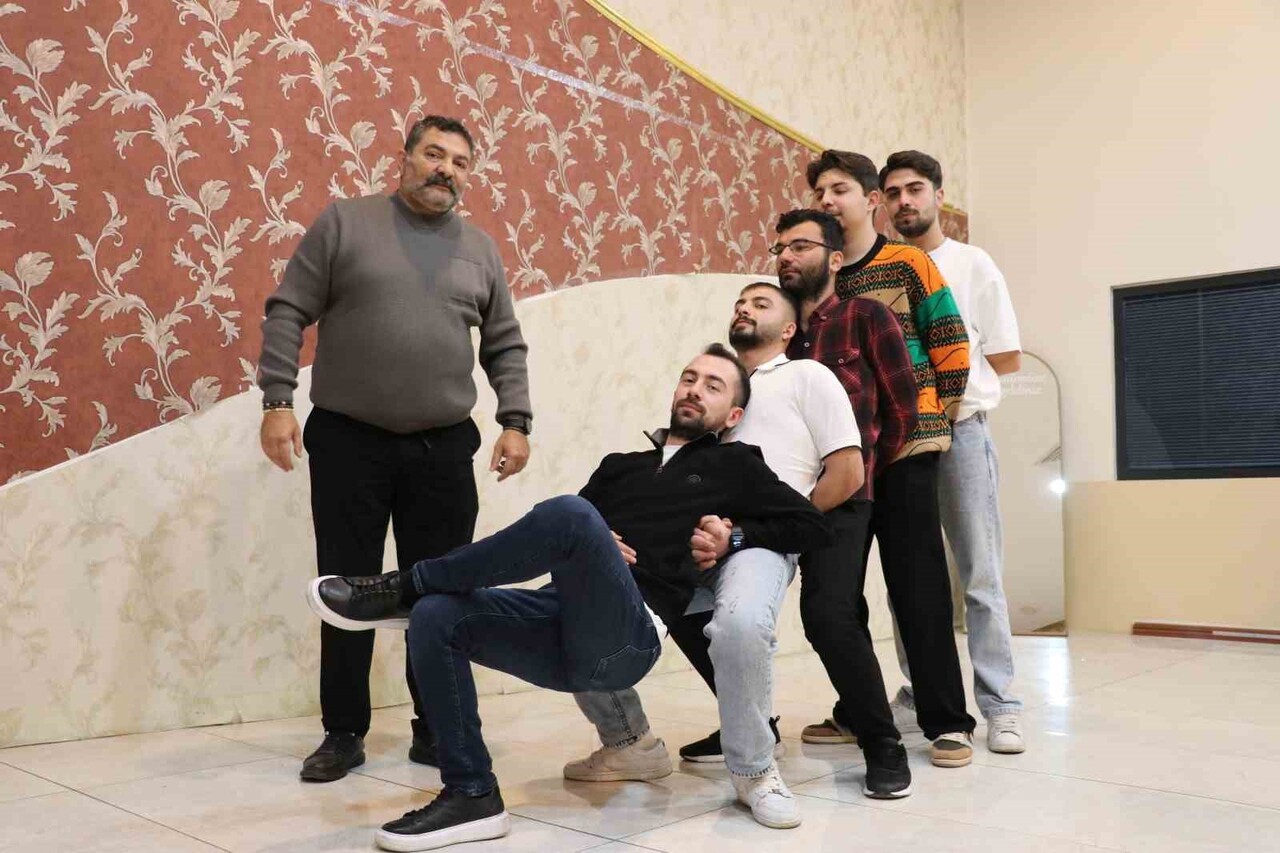 DİZİLERE VE FİLMLERE KONU OLAN SİVAS’IN AĞIRLAMA HALAYI İL GENEL MECLİSİ’NDE TARTIŞMA KONUSU OLDU...