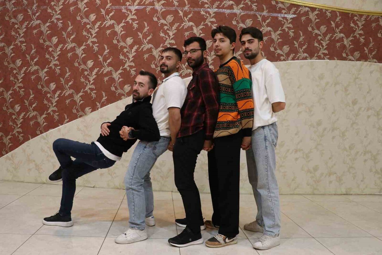 DİZİLERE VE FİLMLERE KONU OLAN SİVAS’IN AĞIRLAMA HALAYI İL GENEL MECLİSİ’NDE TARTIŞMA KONUSU OLDU...