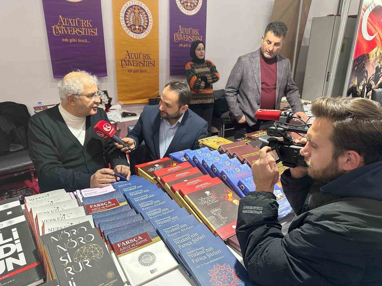 DOĞU ANADOLU ERZURUM 7. KİTAP FUARI’NDA İMZA GÜNLERİ TÜM HIZIYLA DEVAM EDERKEN, ATATÜRK...