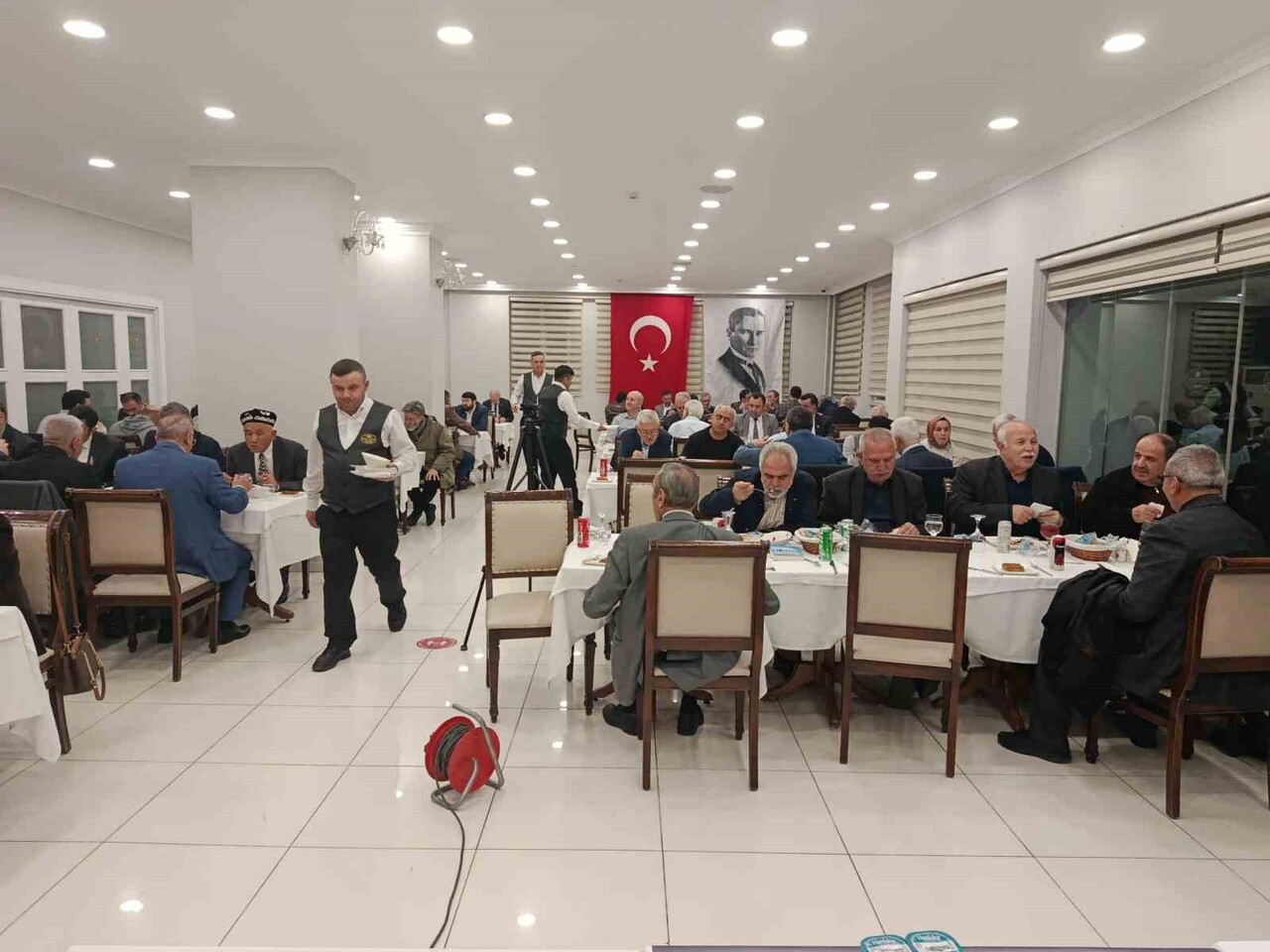 DOĞU TÜRKİSTAN SAVUNUCUSU VE EĞİTİMCİ OLAN İLHAM TOHTİ ADINA YEMEKLİ BİR TOPLANTI DÜZENLENDİ. 12...