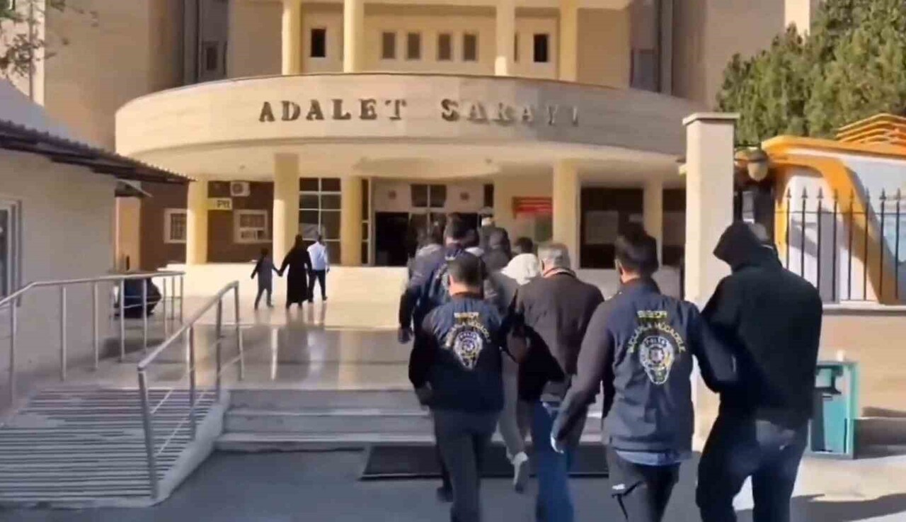 DOLANDIRICILIK OPERASYONUNDA GÖZALTINA ALINAN 10 ŞÜPHELİDEN 5'İ TUTUKLANDI.