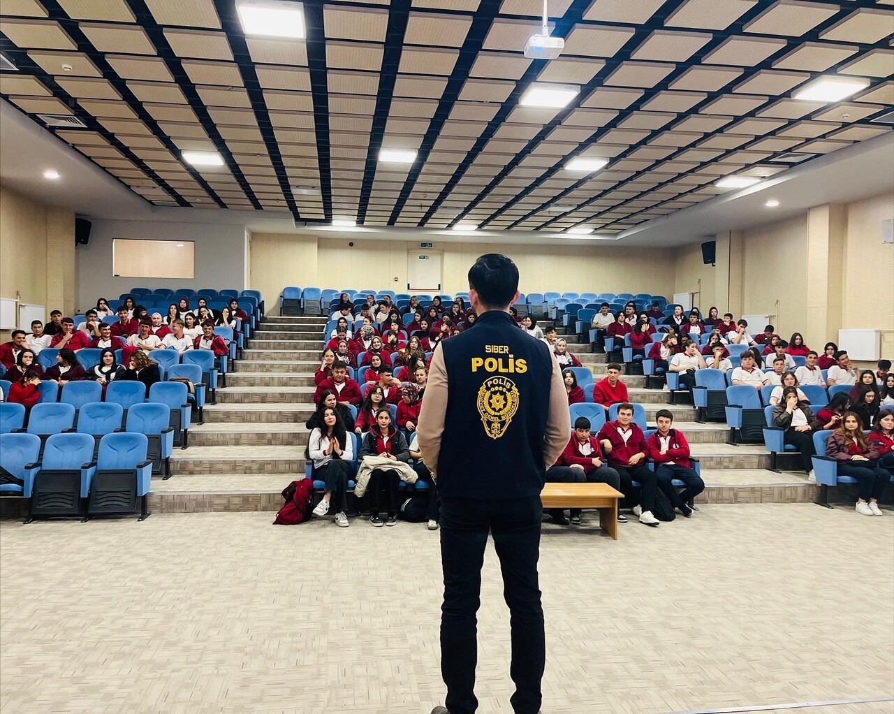 DOMANİÇ’TE ÖĞRETMEN VE ÖĞRENCİLER SİBER SUÇLARA KARŞI BİLGİLENDİRİLDİ