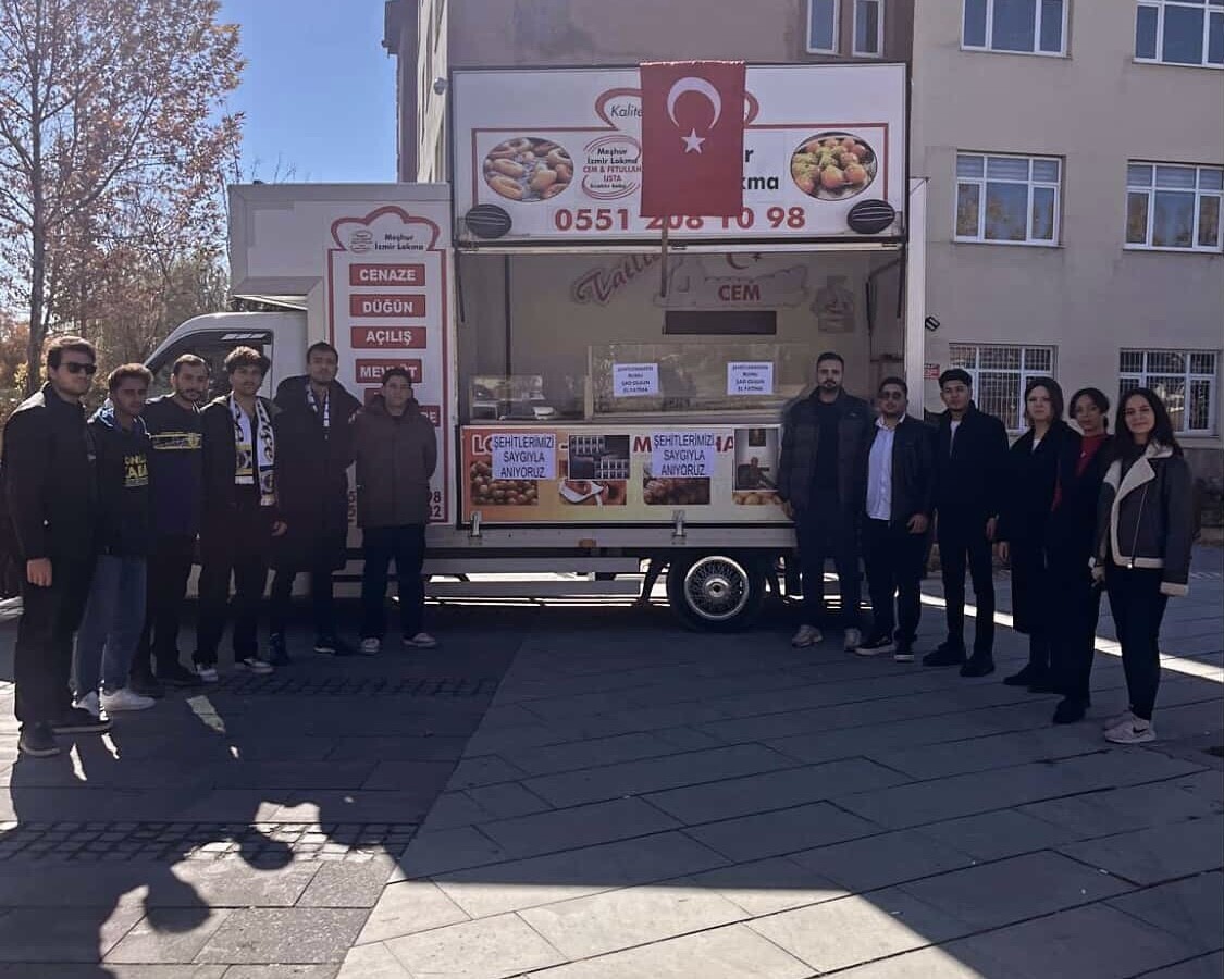 DÜŞEN ASKERİ KARGO UÇAĞINDA ŞEHİT OLAN 20 ASKER İÇİN LOKMA DAĞITILDI