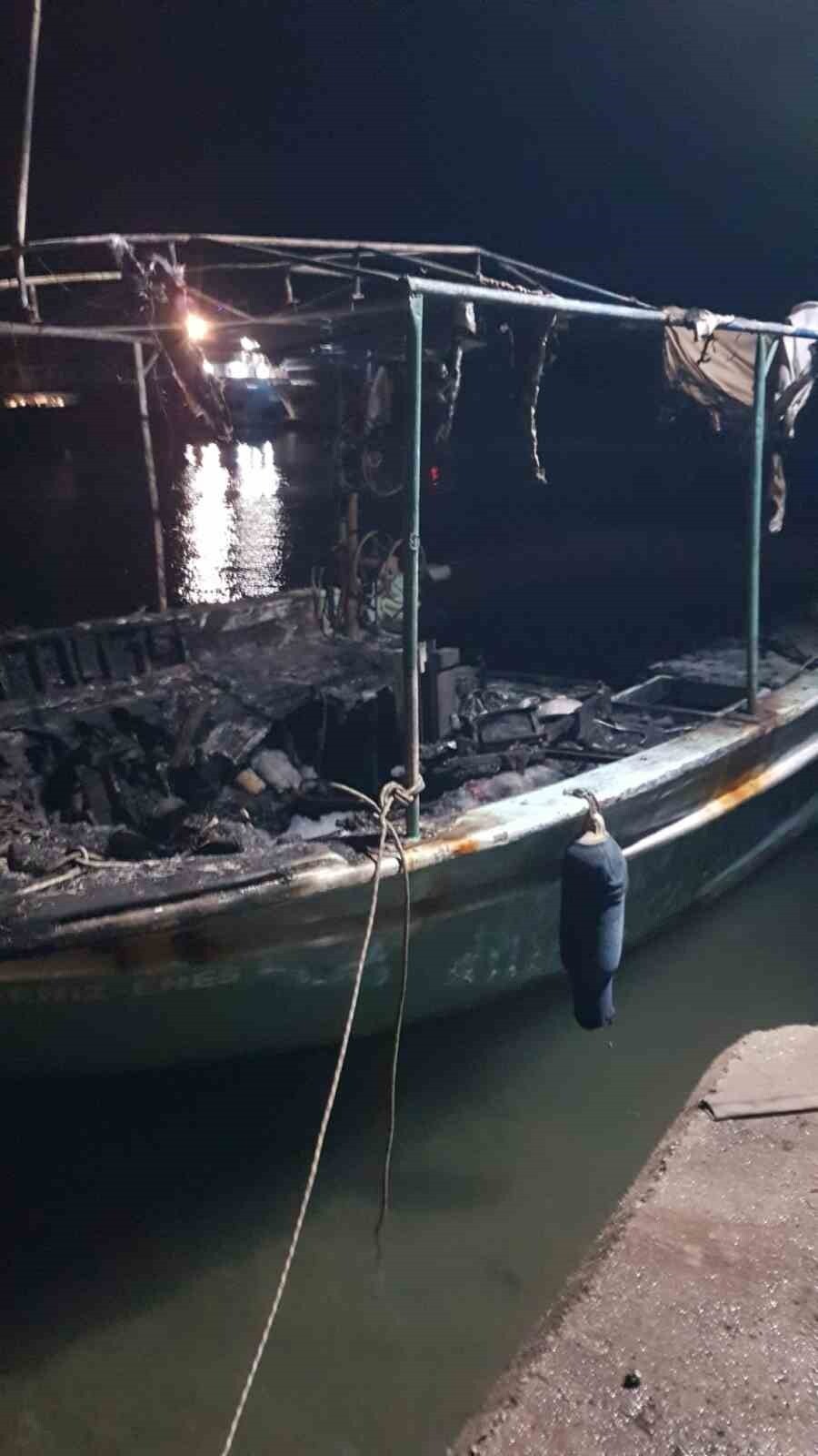 DÜŞEN YILDIRIM NEDENİYLE BALIKÇI BARINAĞINDA ÇIKAN YANGINDA 3 TEKNE KÜLE DÖNDÜ.