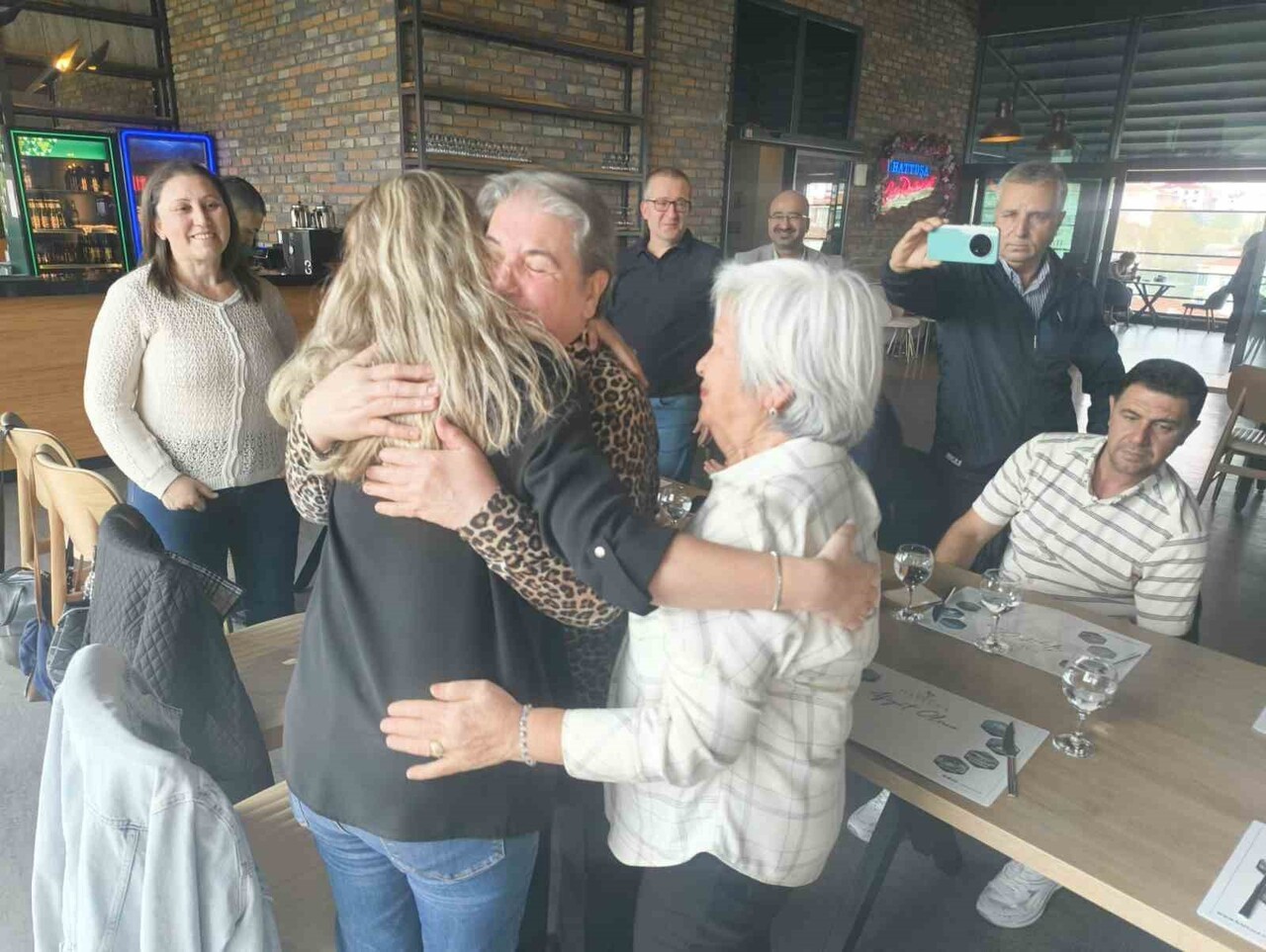 DUYGU DOLU ANLARIN YAŞANDIĞI BULUŞMADA, YILLAR ÖNCESİNE UZANAN HATIRALAR TEKRAR CANLANDI.