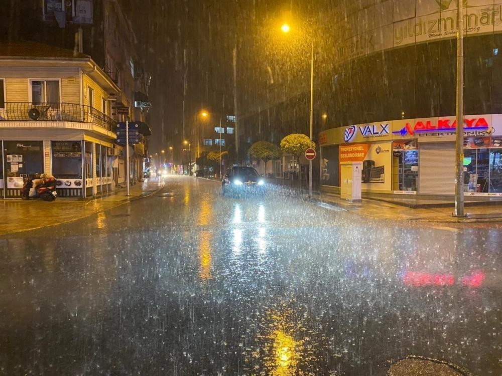 DÜZCE'DE 12 KASIM İLA 13 KASIM ARASINDA ETKİLİ OLAN SAĞANAK YAĞIŞ SONRASI TÜRKİYE GENELİNDE EN...