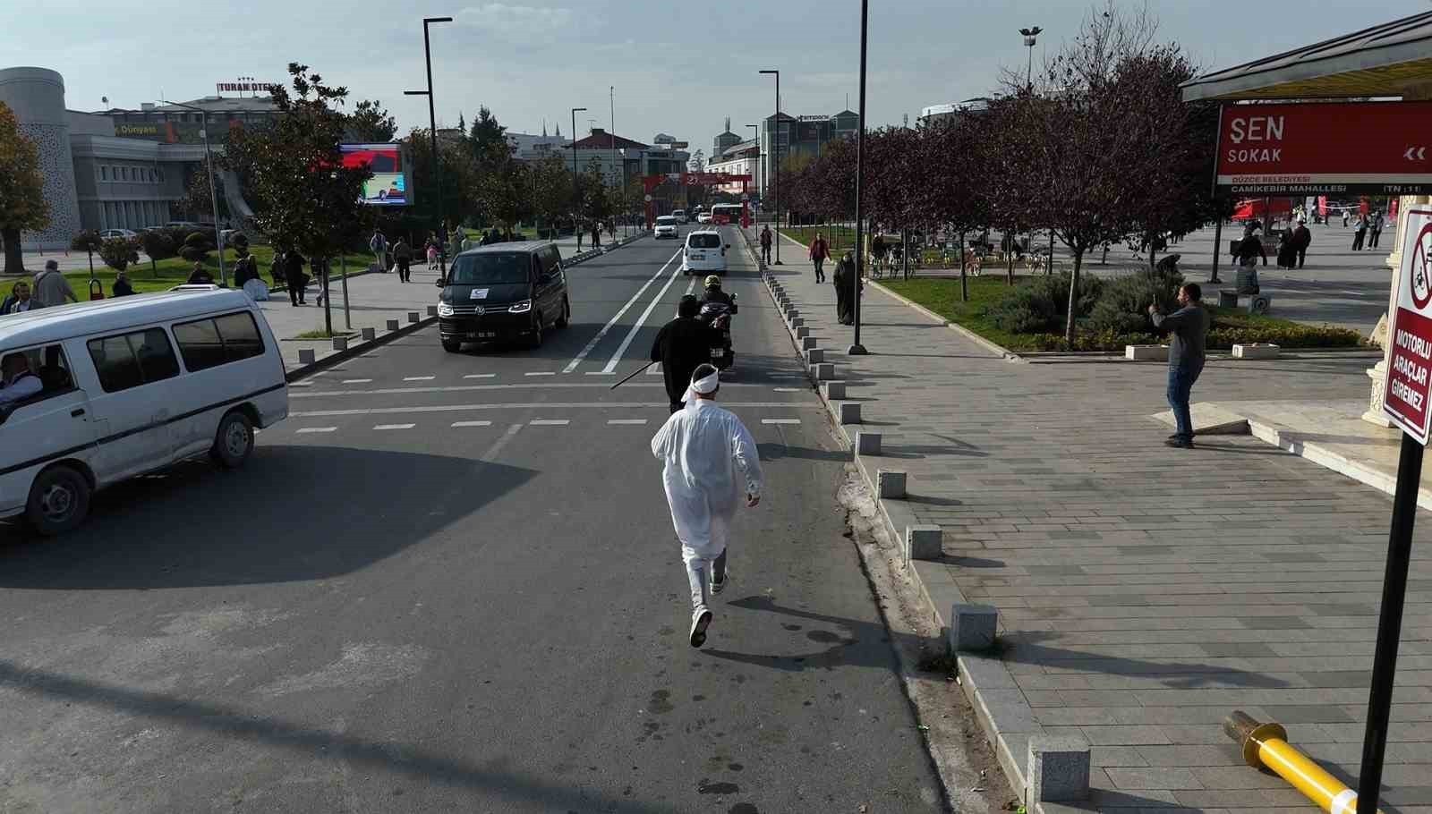 DÜZCE'DE SOSYAL MEDYA İÇERİK ÜRETİCİSİ İKİ GENÇ, ARTAN MOTOSİKLET KAZALARINA DİKKAT ÇEKMEK...
