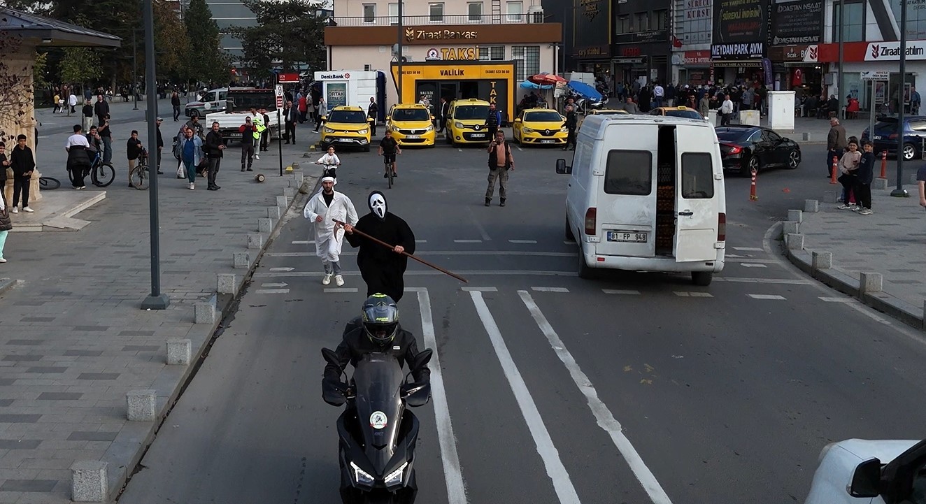 DÜZCE'DE SOSYAL MEDYA İÇERİK ÜRETİCİSİ İKİ GENÇ, ARTAN MOTOSİKLET KAZALARINA DİKKAT ÇEKMEK...