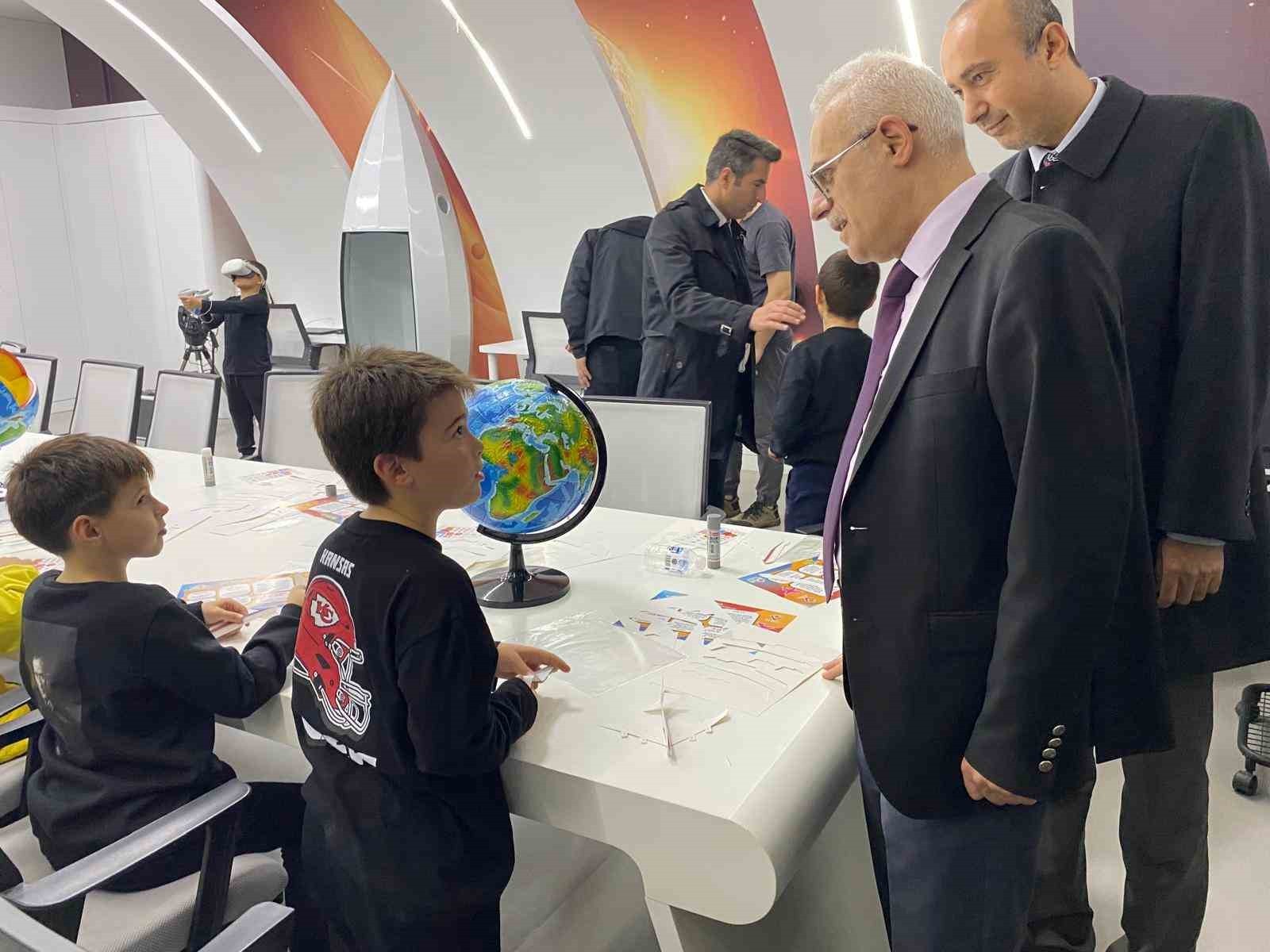 DÜZCE BELEDİYE TARAFINDAN HAYATA GEÇİRİLEN BİLİM MERKEZİNDE İNCELEMELERDE BULUNAN GENÇLİK VE SPOR...