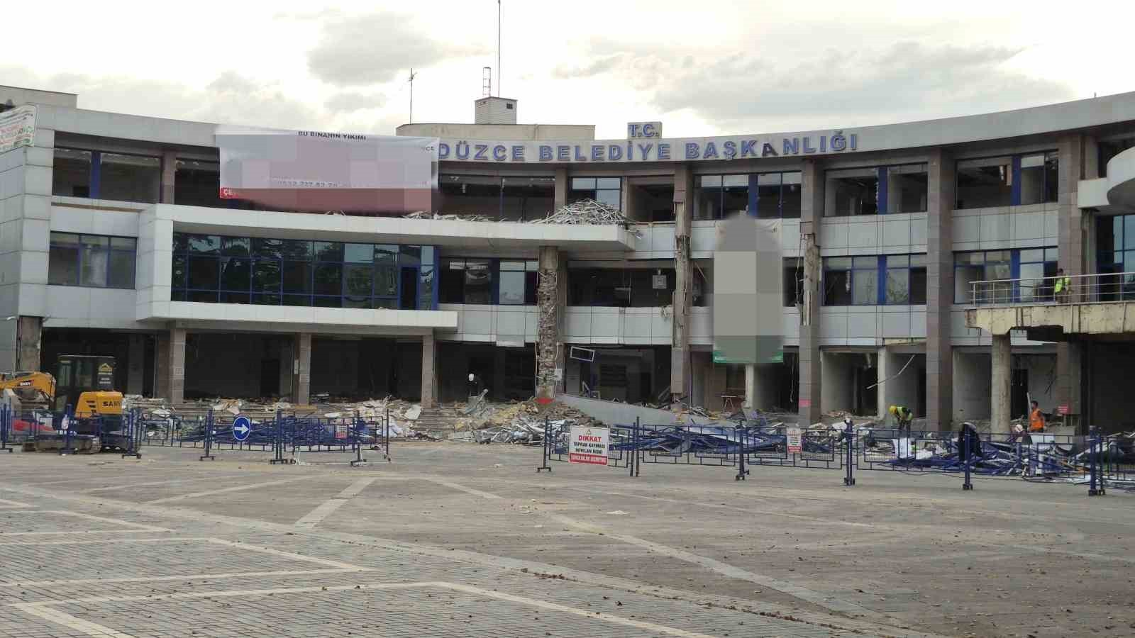 DÜZCE BELEDİYESİ TARAFINDAN KISA SÜRE ÖNCE CEDİDİYE MEYDAN PROJESİ KAPSAMINDA BOŞALTILARAK...