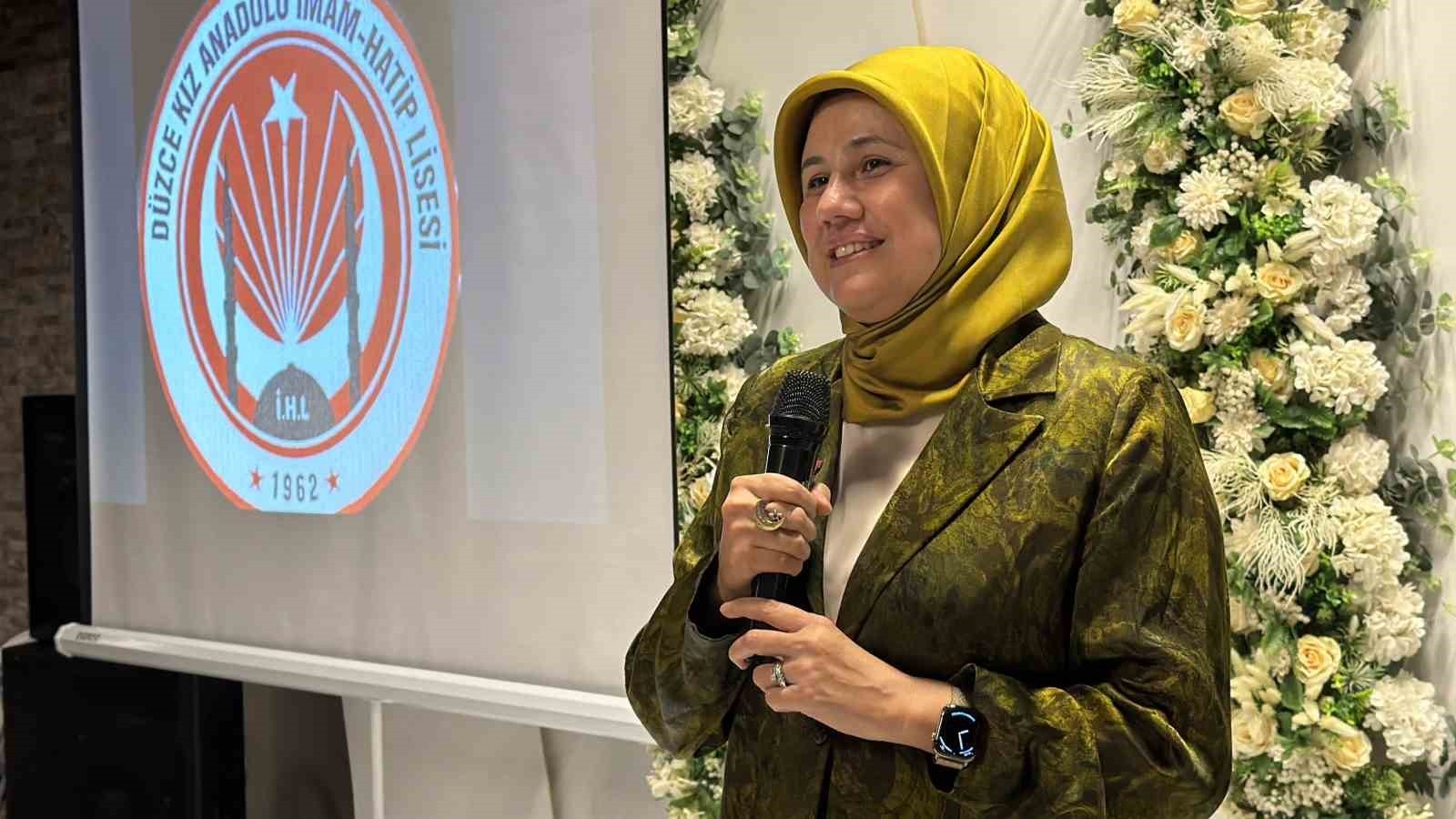 DÜZCE’DE 41 YILDIR ÖĞRETMENLİK YAPAN ZEKERİYA GÜZELDAL’IN EMEKLİLİK PROGRAMINA ÖĞRENCİSİ KIZILAY...