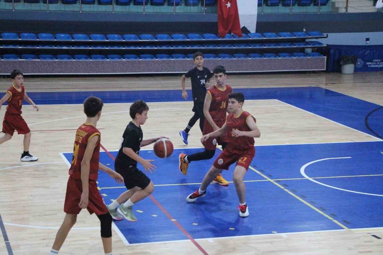 DÜZCE’DE ALTYAPI BASKETBOLUNUN EN ÖNEMLİ ORGANİZASYONLARINDAN BİRİ OLAN U-14 BASKETBOL ERKEKLER...