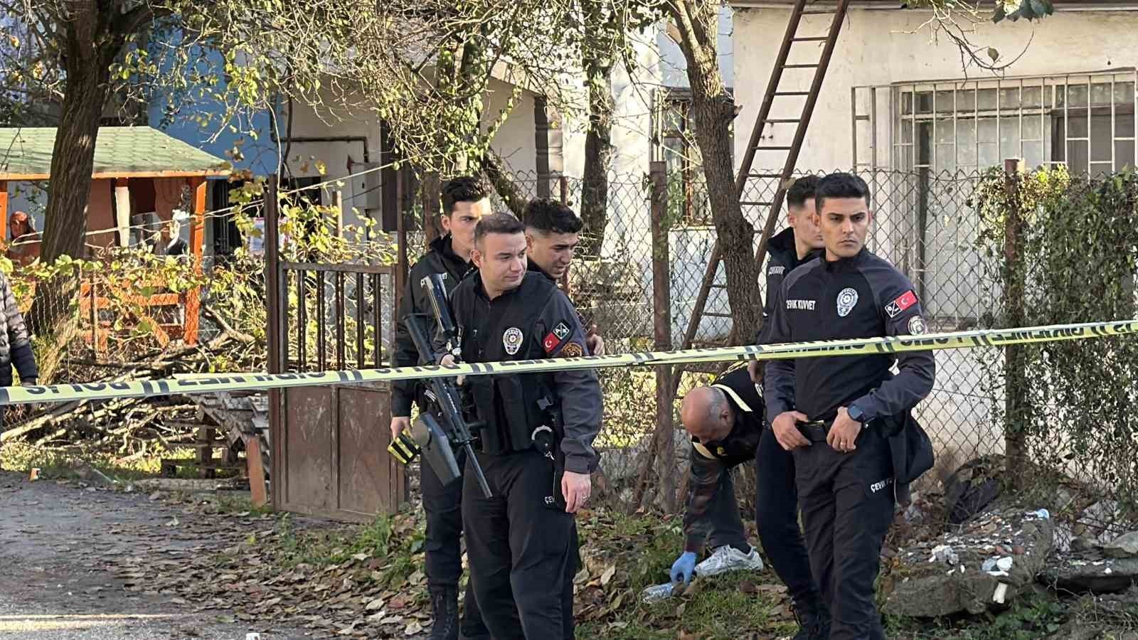 DÜZCE’DE AMCA ÇOCUKLARI ARASINDA ÇIKAN KAVGAYA AİLE BİREYLERİ DE KATILINCA SİLAHLA VE BIÇAKLA...