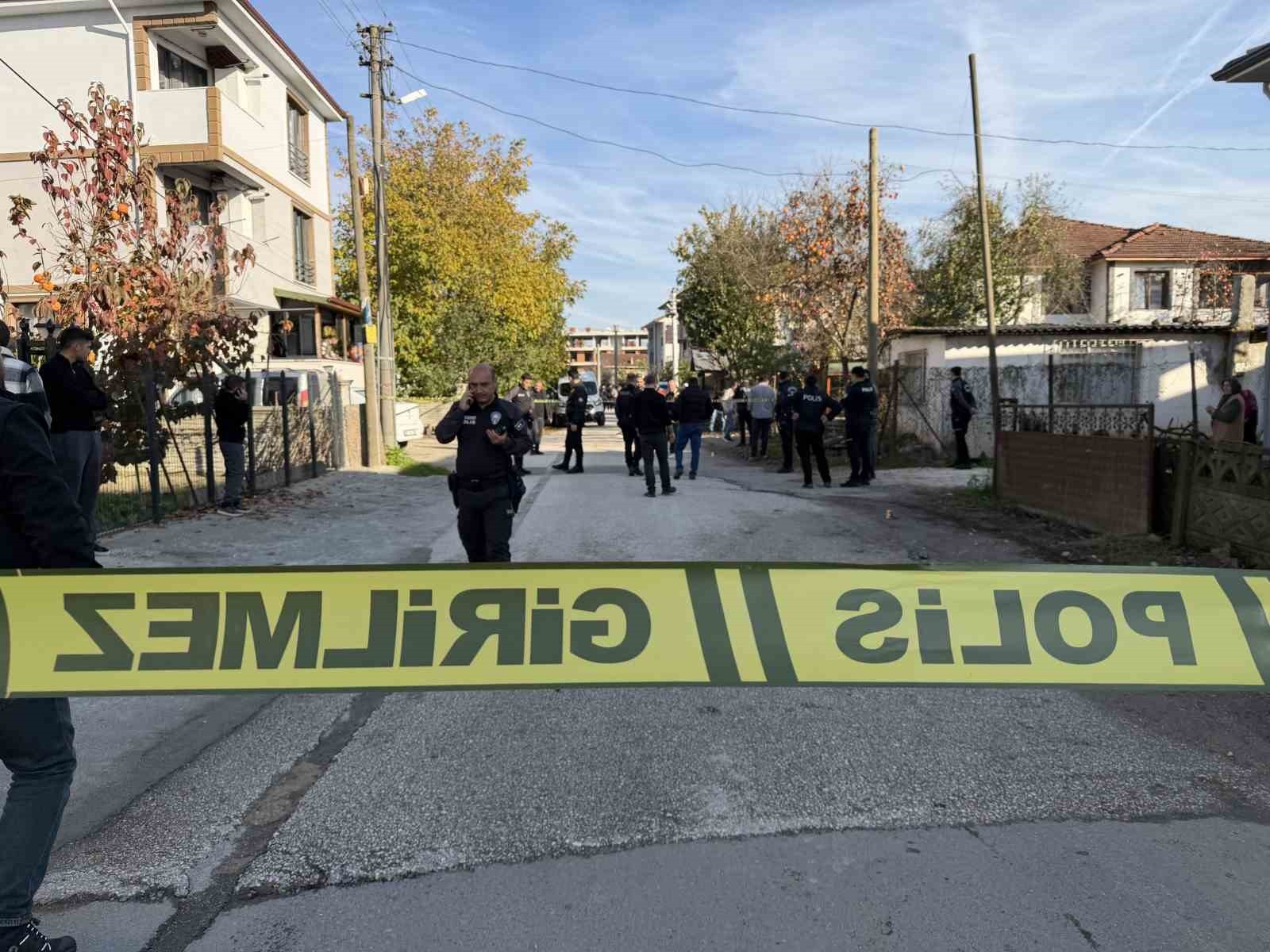 DÜZCE’DE AMCA ÇOCUKLARI ARASINDA ÇIKAN KAVGAYA AİLE BİREYLERİ DE KATILINCA SİLAHLA VE BIÇAKLA...