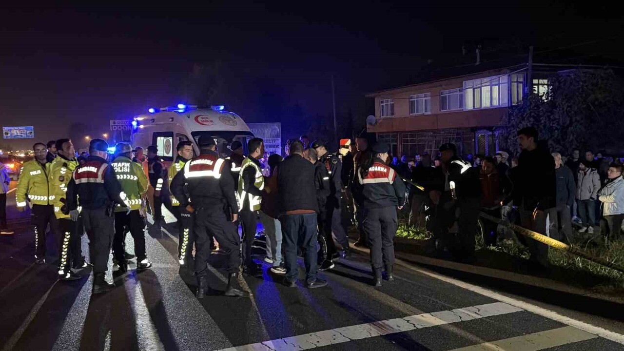 DÜZCE’DE KARŞIDAN KARŞIYA GEÇMEYE ÇALIŞAN YAŞLI KADINA KAMYONET ÇARPTI. KAZADA YAŞLI KADIN...