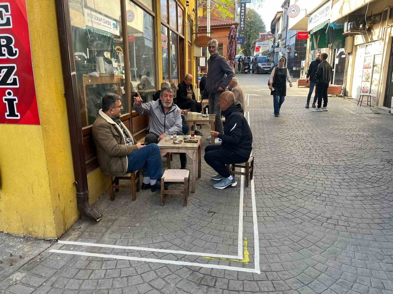 DÜZCE’NİN AKÇAKOCA İLÇESİNDE ESNAFLARIN ÖNÜNE ÇİZİLEN ÇİZGİYİ GEÇMEK YASAKLANDI.