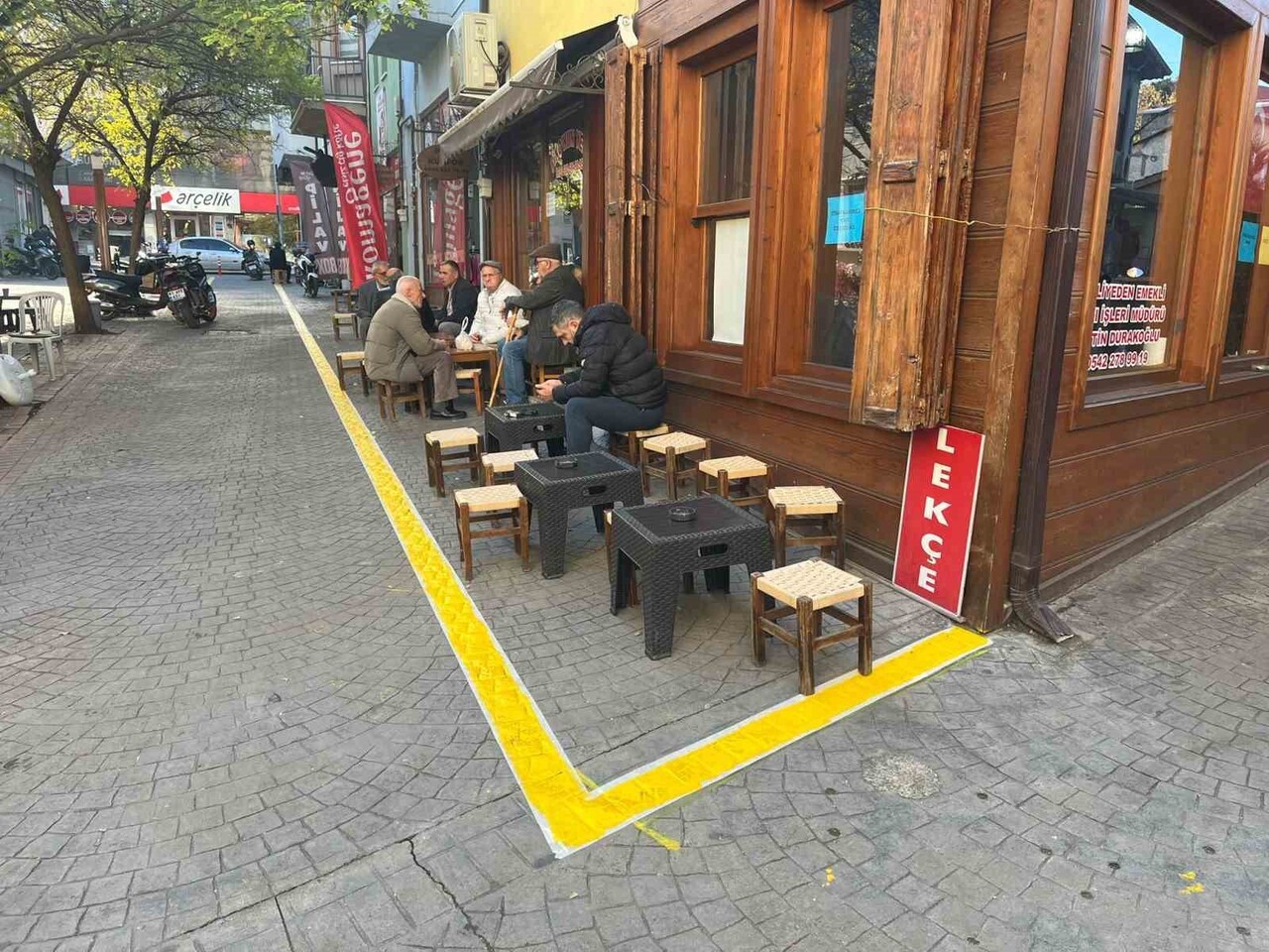 DÜZCE’NİN AKÇAKOCA İLÇESİNDE ESNAFLARIN ÖNÜNE ÇİZİLEN ÇİZGİYİ GEÇMEK YASAKLANDI.