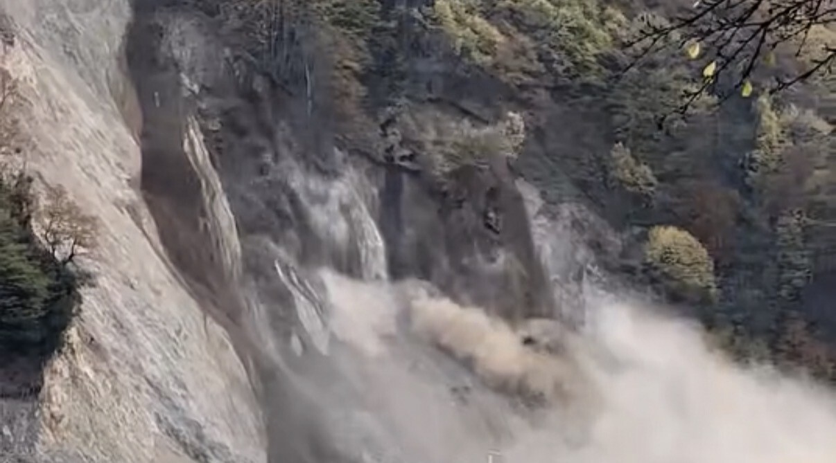 DÜZCE’NİN BEYKÖY BELDESİNDE  MEYDANA GELEN HEYELANDA YAMAÇTAN KOPAN KAYA PARÇALARI YOLA DÜŞTÜ, 4...