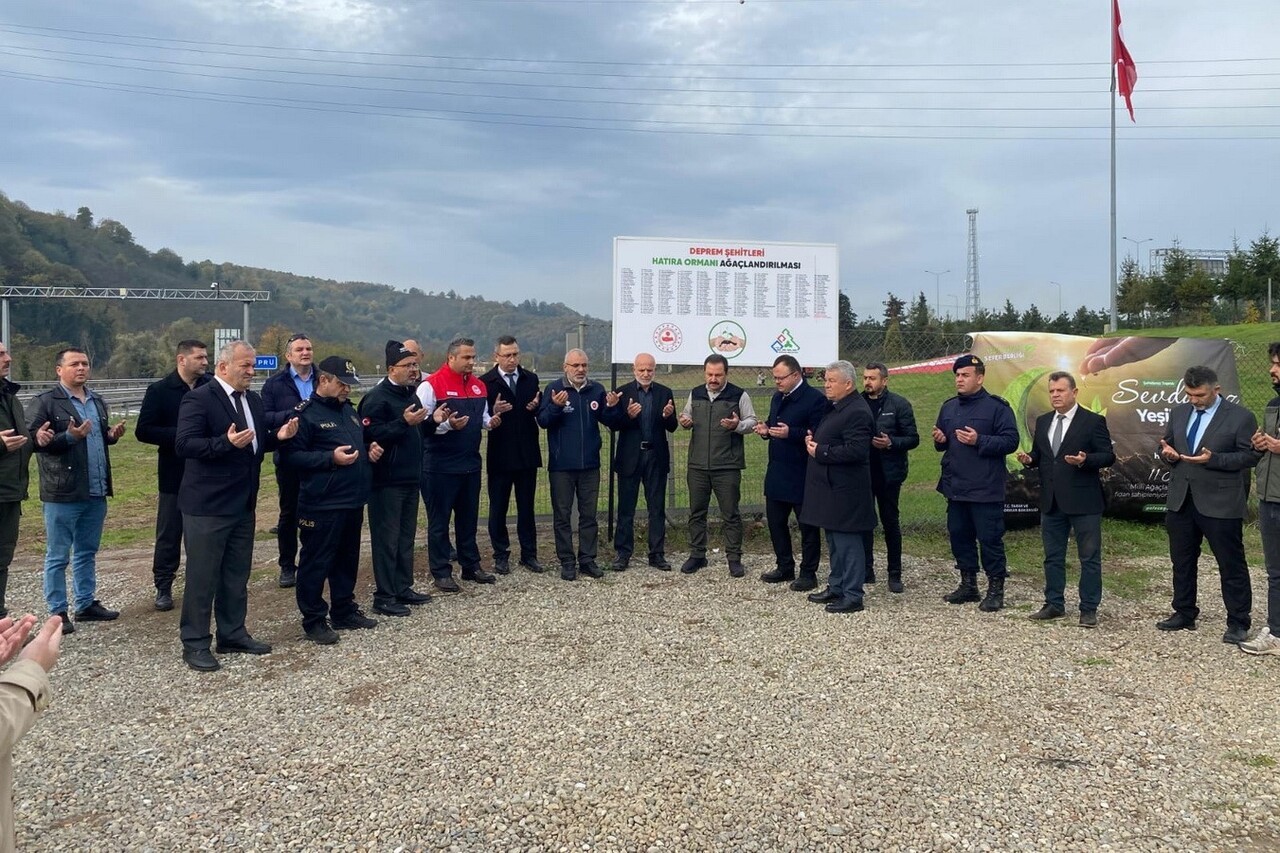 DÜZCE’NİN KAYNAŞLI İLÇESİNDE DEPREM ŞEHİTLERİ ANISINA 350 ADET FİDAN TOPRAKLA BULUŞTU, DUA...