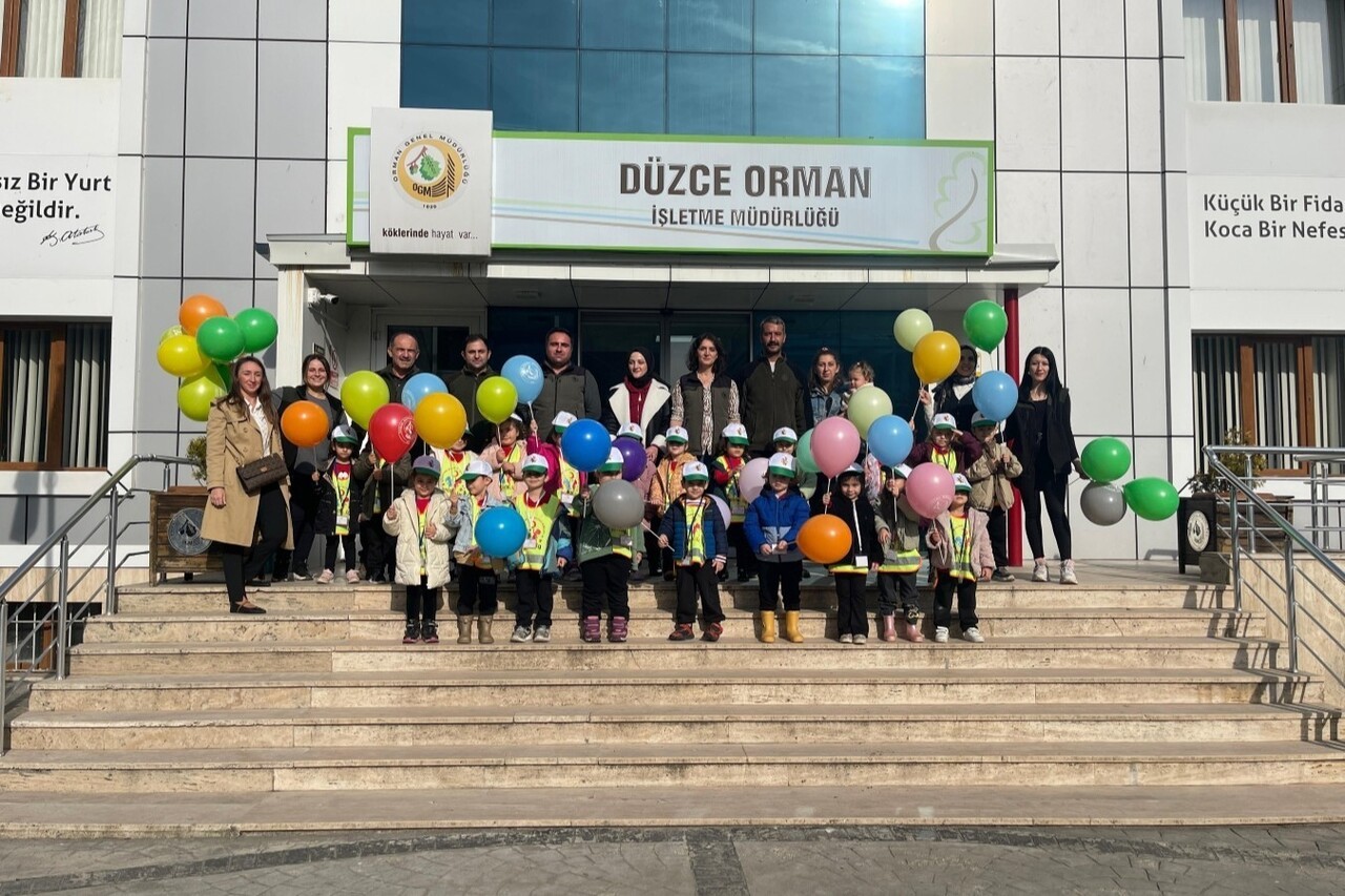 DÜZCE’NİN MİNİK ÖĞRENCİLERİ ORMAN İŞLETME MÜDÜRLÜĞÜ GEZEREK AĞAÇ SEVGİSİ, ORMAN VE DOĞA KONUSUNDA...