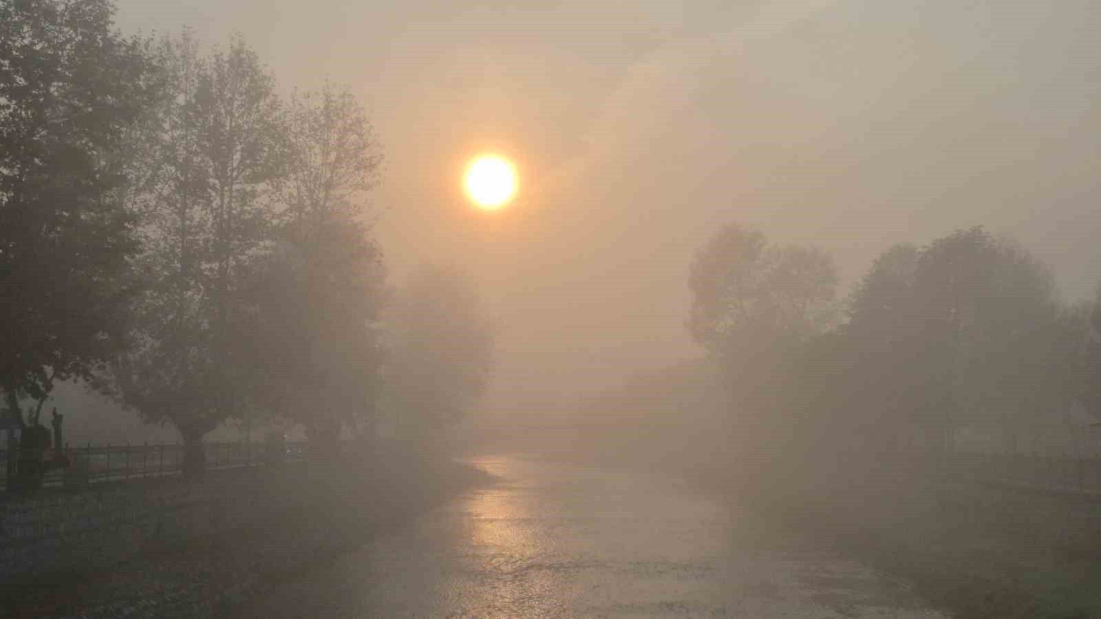 DÜZCE ŞEHİR MERKEZİNDE SABAH SAATLERİNDE SİS ETKİLİ OLDU. GÖRÜŞ MESAFESİNİN DÜŞTÜĞÜ SİSTE, YER YER...