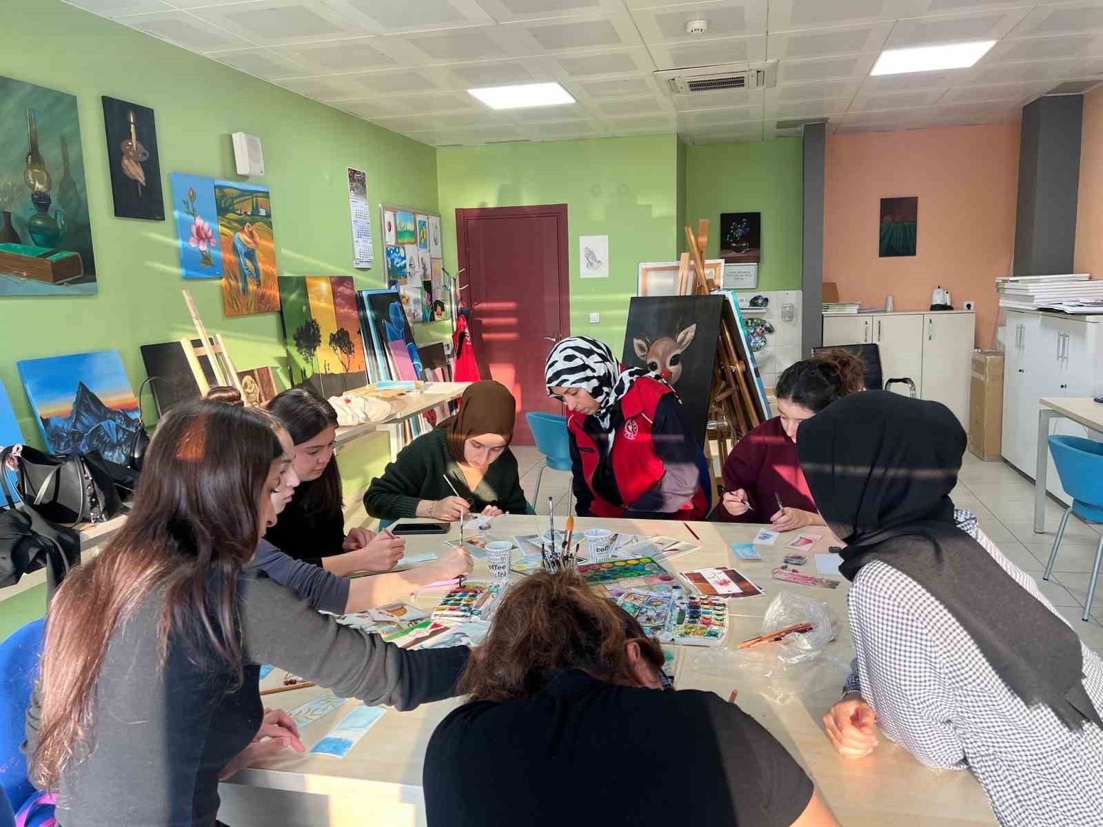 DÜZCE ÜNİVERSİTESİ ÖĞRENCİLERİ, GENÇLİK MERKEZİNDE DÜZENLENEN SULU BOYA AYRAÇ YAPIM ATÖLYESİ'NE...