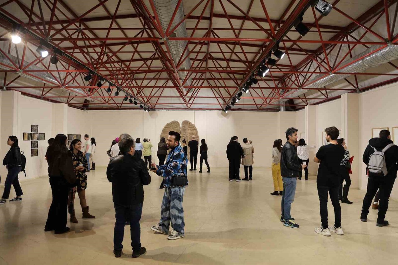 DÜZCE ÜNİVERSİTESİ SANAT TASARIM VE MİMARLIK FAKÜLTESİ’NDE DR. ÖĞR. ÜYESİ ZEYNEP GÜRLER’İN “İÇİNDE...