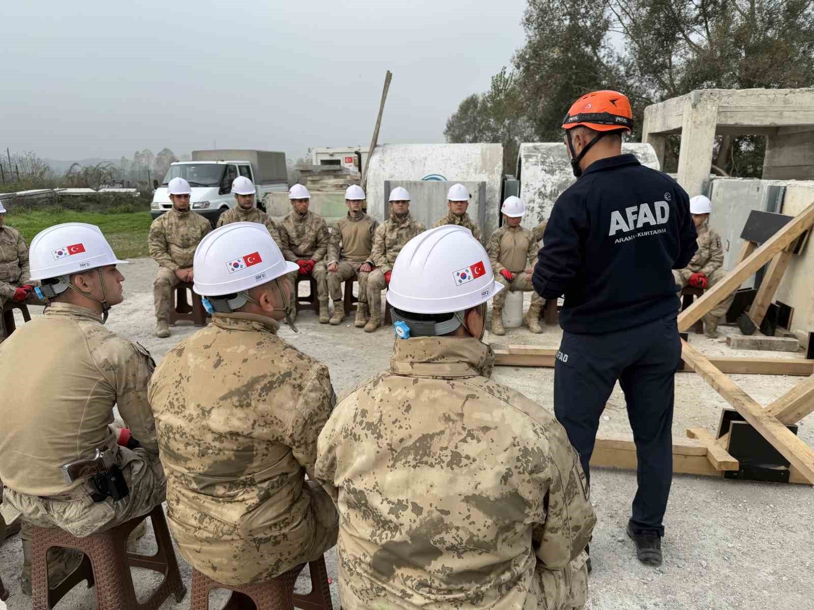 DÜZCE VALİSİ SELÇUK ASLAN, 12 KASIM 1999 DÜZCE DEPREMİNİN YIL DÖNÜMÜ ÖNCESİNDE DÜZCE'DE YAPILAN...