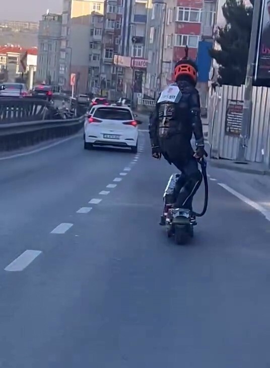 E-5’DE BİR VATANDAŞIN SCOOTER İLE YOLCULUĞU GÖRENLERİ ŞAŞIRTTI.