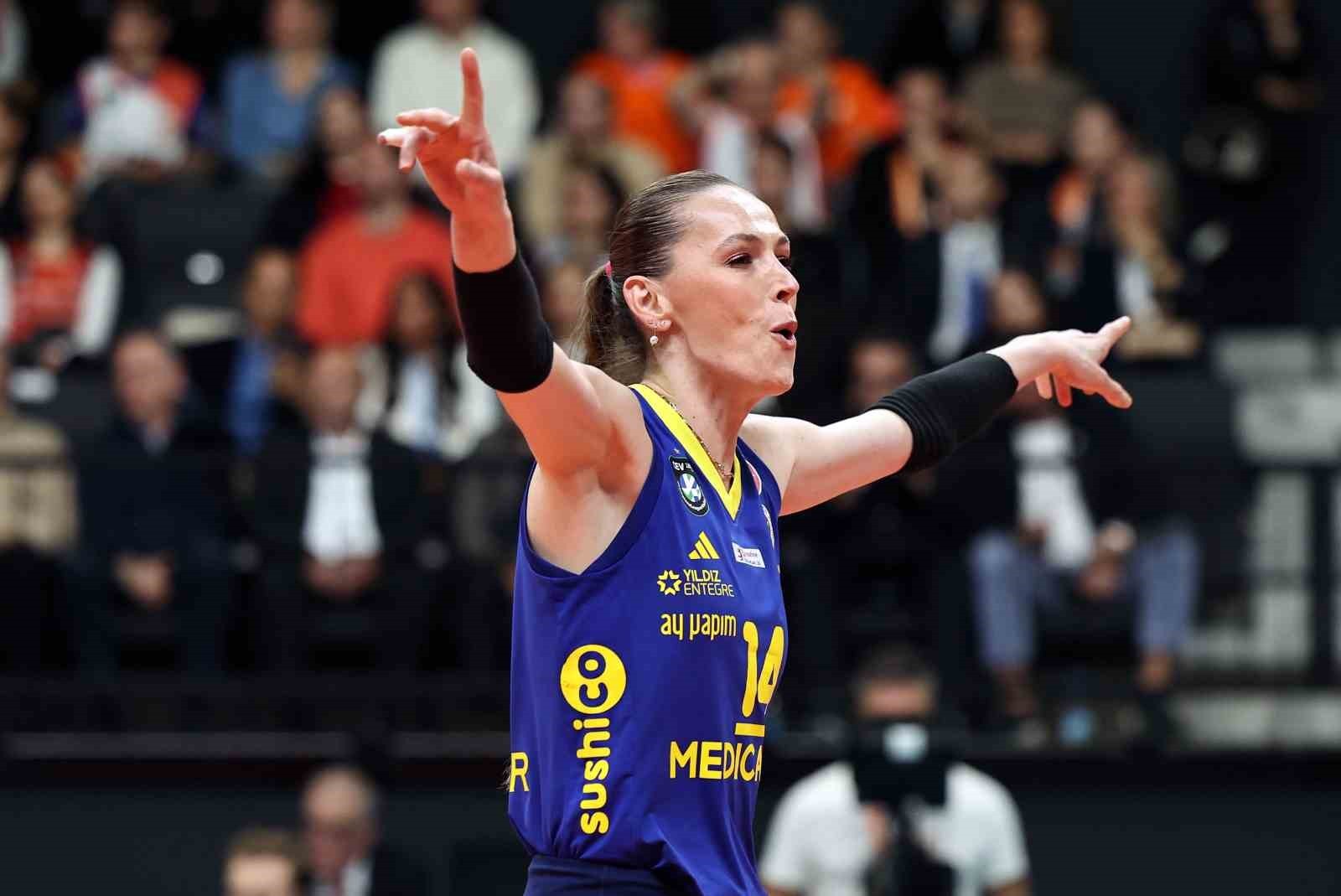 ECZACIBAŞI DYNAVİT, VODAFONE SULTANLAR LİGİ’NİN 5. HAFTASINDA FENERBAHÇE MEDİCANA’YA 13-25, 25-21...