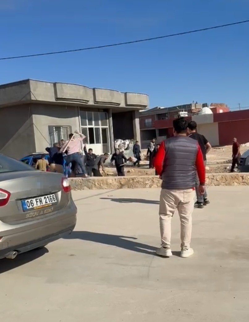 EDİNİLEN BİLGİYE GÖRE, ARTUKLU İLÇESİ ORTAKÖY MAHALLESİ'NDE İKİ AİLE ARASINDA HENÜZ BELİRLENEMEYEN...