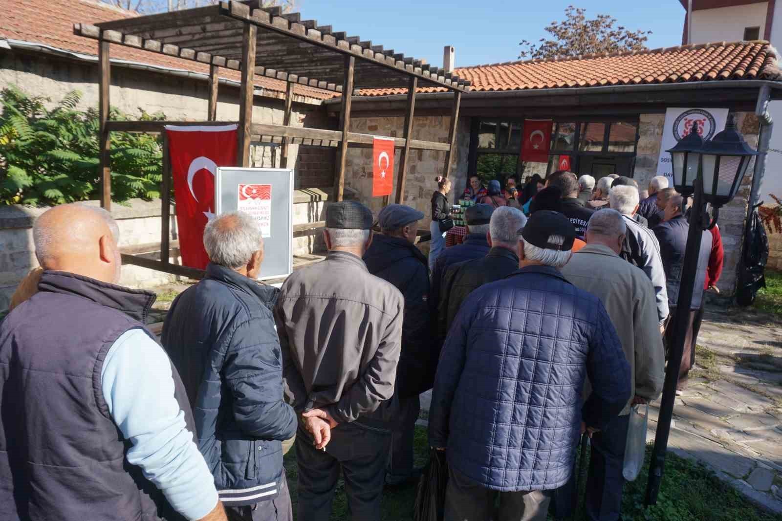 EDİRNE'DE, AZERBAYCAN-GÜRCİSTAN SINIRINDA DÜŞEN UÇAKTA ŞEHİT OLAN ASKERLER HAYRINA İKRAMLAR...