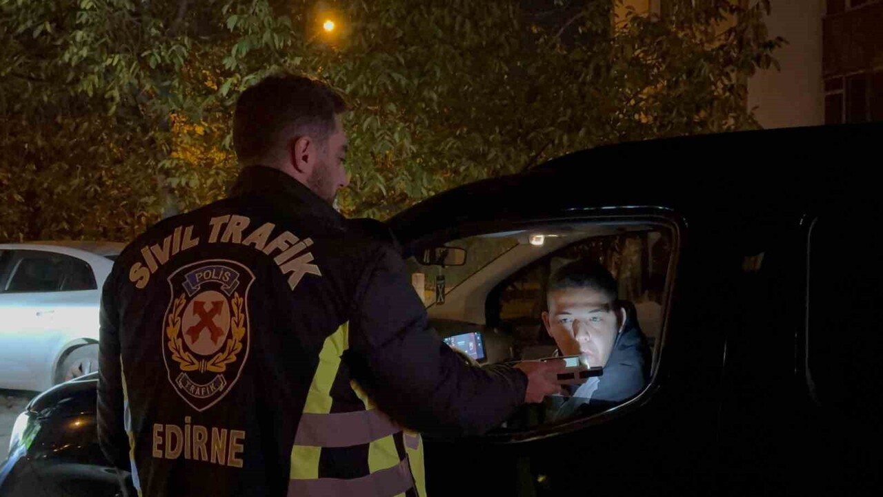 EDİRNE'DE POLİS EKİPLERİNCE 1.MURAT MAHALLESİ CAFELER CADDESİ ÜZERİNDE GERÇEKLEŞTİRİLEN ŞOK...