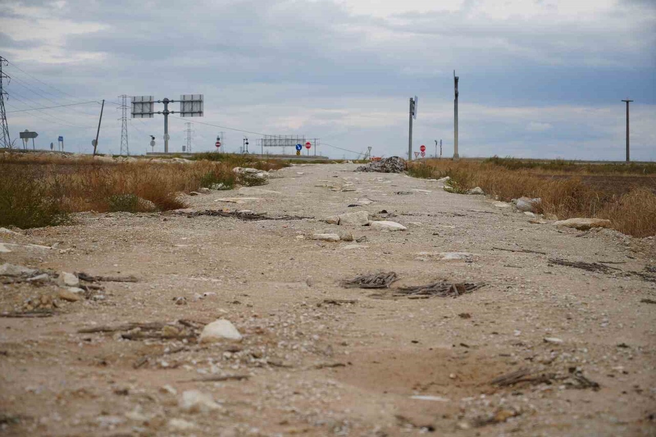 EDİRNE'NİN TAYAKADIN YAKINLARINDA FABRİKALARA GİDEN YOLUN BİR YILDIR TAMAMLANMAYARAK YARIM...