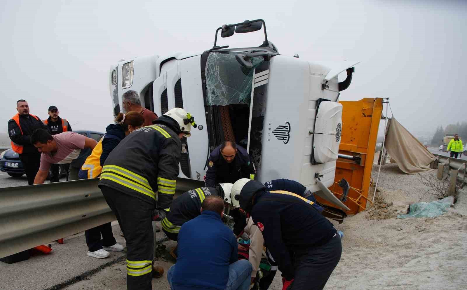 EDİRNE’DE DEVRİLEN KUM YÜKLÜ HAFRİYAT TIRINDA SIKIŞAN SÜRÜCÜ, İTFAİYE EKİPLERİNCE ÇIKARILARAK...