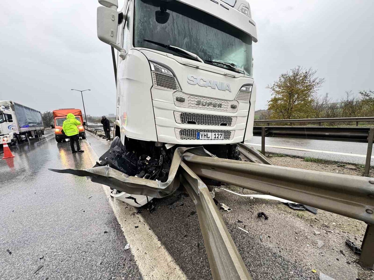 EDİRNE’DE ŞİDDETLİ SAĞANAK NEDENİYLE BARİYERLERE ÇARPAN TIRIN SÜRÜCÜSÜ KAZADAN YARA ALMADAN...