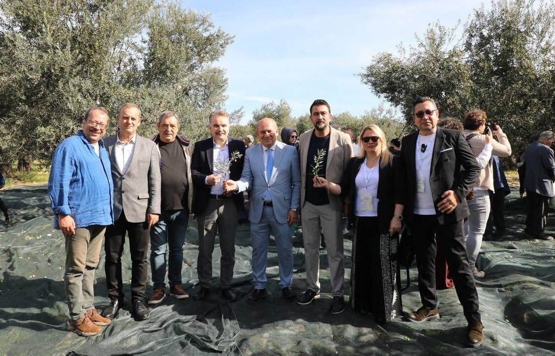 EDREMİT TİCARET ODASI BAŞKANI AHMET ÇETİN, (ORTADA GRİ TAKİM ELBİSELİ) DÜNYA ZEYTİN AĞACI GÜNÜ...