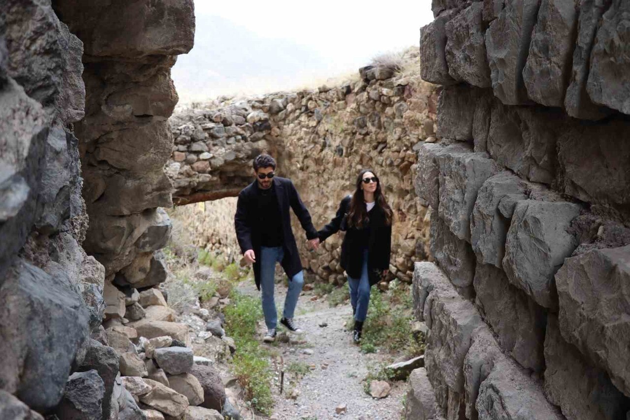 EKRANLARIN SEVİLEN YÜZLERİNDEN, GENÇ OYUNCU ALİ ÖNER, TAŞI İLE MEŞHUR ERZURUM’UN OLTU İLÇESİNDE...