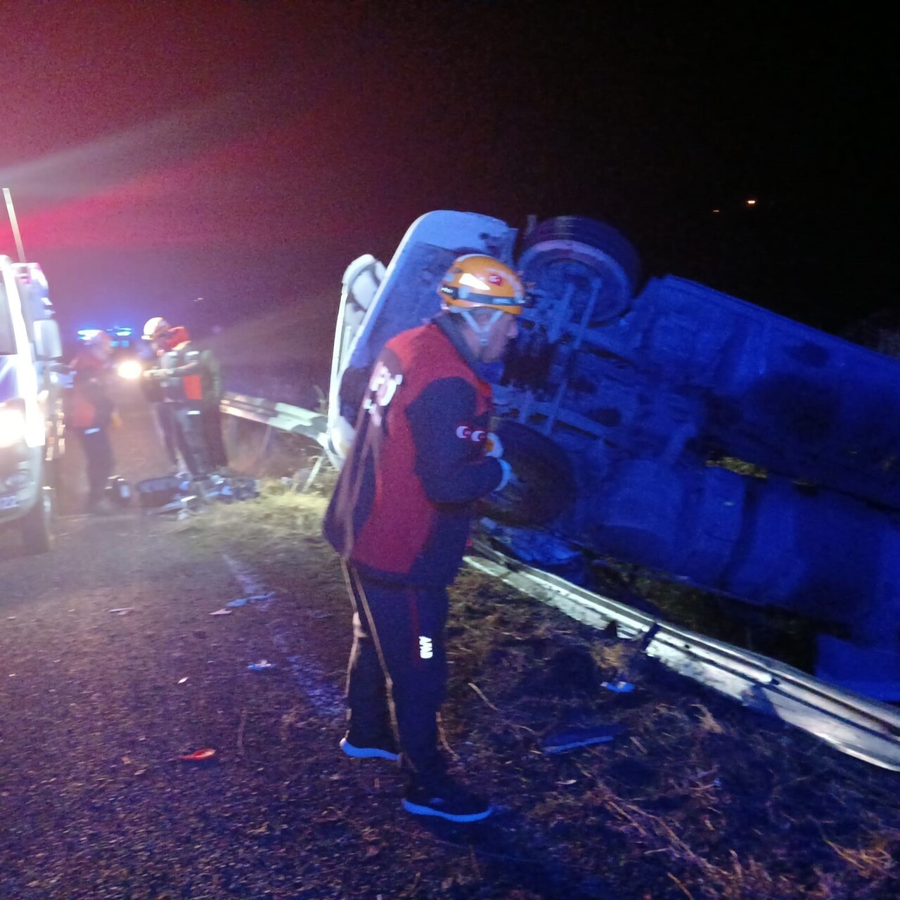 ELAZIĞ'DA DİREKSİYON  HAKİMİYETİNİ KAYBEDEN KAMYON BARİYERLERE ÇARPTI:1 YARALI