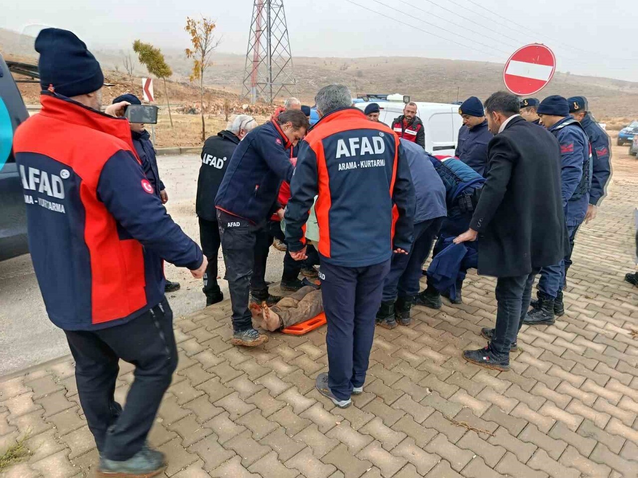 ELAZIĞ'DA DÜN KAYBOLAN YAŞLI ADAM, AFAD EKİPLERİ TARAFINDAN YARALI HALDE BULUNDU