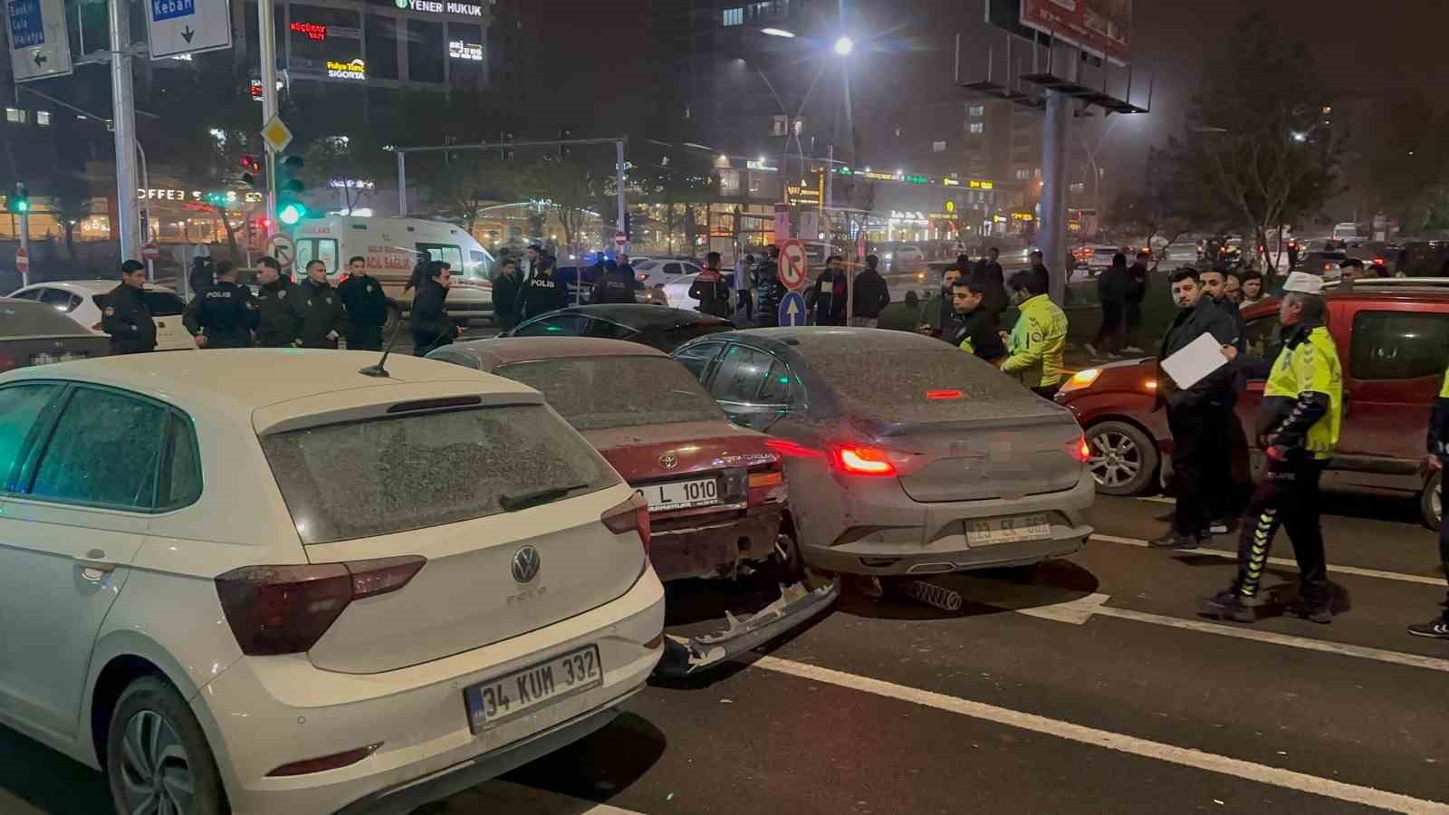 ELAZIĞ'DA ZİNCİRLEME TRAFİK KAZASI:2 YARALI