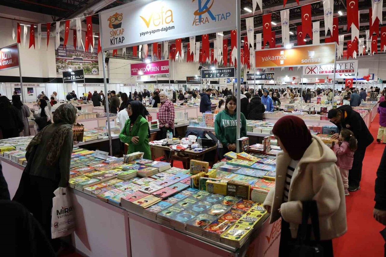 ELAZIĞ BELEDİYESİ TARAFINDAN DÜZENLENEN ‘6. KİTAP FUARI’ TÖRENLE ZİYARETÇİLERE KAPILARINI...