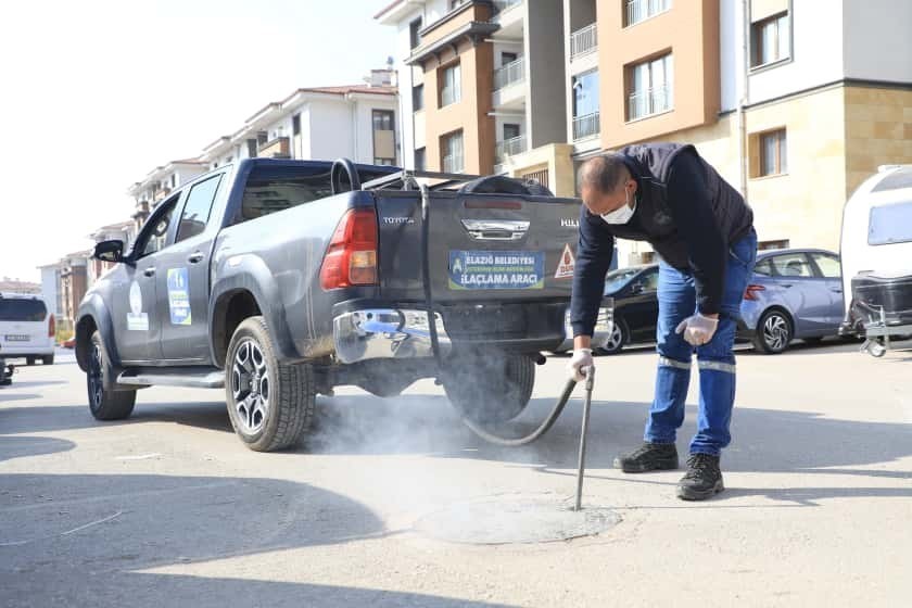 ELAZIĞ BELEDİYESİ, ZARARLI HAŞERELERİN ÜREMESİNİ ENGELLEMEK AMACIYLA KENT GENELİNDEKİ KANALİZASYON...