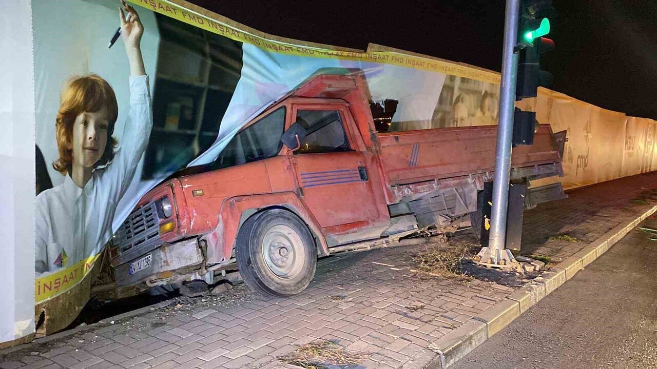 ELAZIĞ’DA FRENİ PATLAYAN KAMYON, ÖNCE KIRMIZI IŞIKTA BEKLEYEN OTOMOBİLE ARDINDAN İNŞAAT...